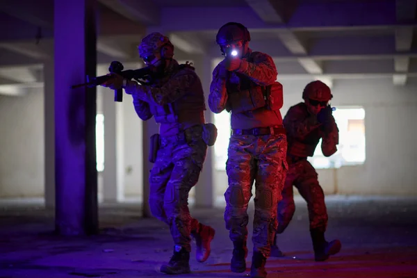 Modern Savaş Askerleri Taktiksel Formasyonda Aksiyon Kentsel Çevre Renkli Işıklandırmaya — Stok fotoğraf