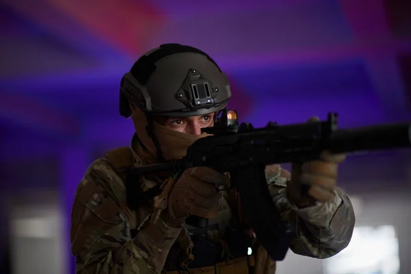 Modern Hadviselés Katona Városi Környezetben Csatatér Célzás Fegyverek Szkennelés Cél — Stock Fotó