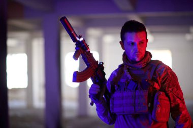 Kentsel çevre portresindeki modern savaş askeri. Renk arkaplanı açık renk.