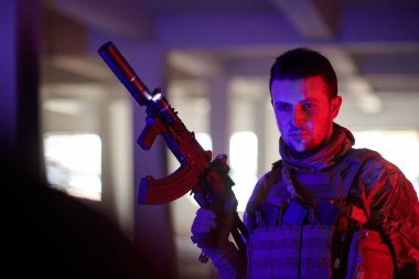 Kentsel çevre portresindeki modern savaş askeri. Renk arkaplanı açık renk.