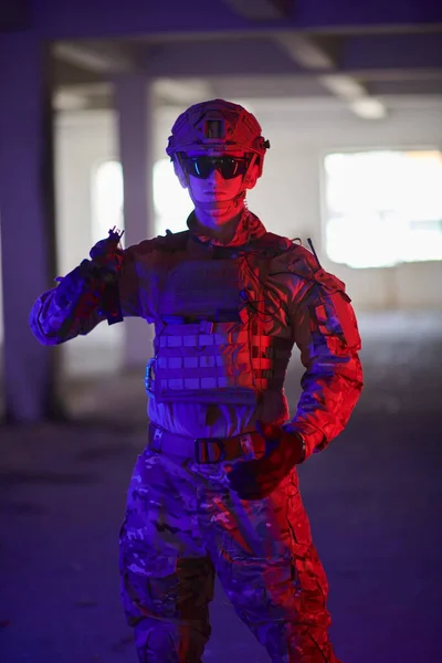 Σύγχρονος Στρατιώτης Πολέμου Αστικό Περιβάλλον Πορτρέτο Χρώμα Lightning Φόντο — Φωτογραφία Αρχείου