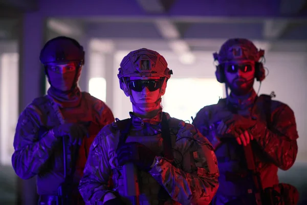 Στρατιώτες Ομάδα Πορτρέτο Αστικό Περιβάλλον Χρωματιστά Φώτα Νέον — Φωτογραφία Αρχείου