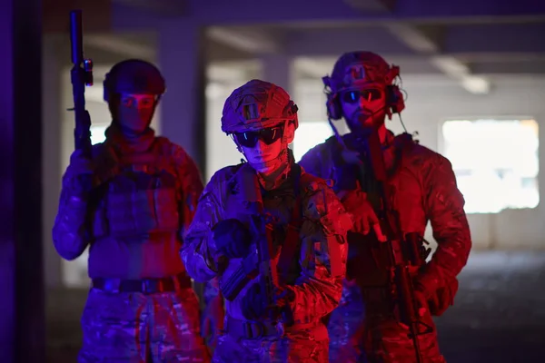 Voják Družstvo Tým Portrét Městském Prostředí Barevné Neonové Světla — Stock fotografie