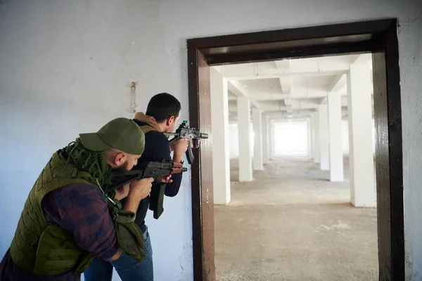 都市部の特殊部隊の兵士チームが戦術攻撃を行い — ストック写真