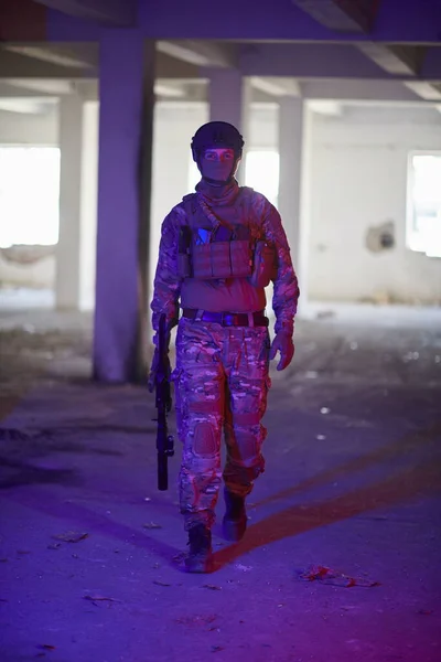 Soldado Guerra Moderna Ambiente Urbano Retrato Cor Lighti Fundo — Fotografia de Stock