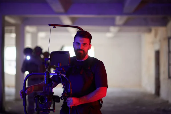 Videograaf neemt actie schieten van soldaten in actie stedelijk milieu — Stockfoto