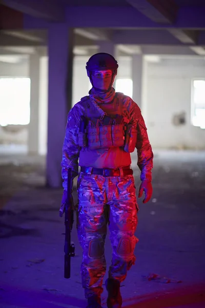 Kentsel Çevre Portresindeki Modern Savaş Askeri Renk Arkaplanı Açık Renk — Stok fotoğraf