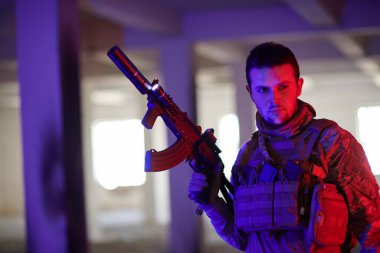 Kentsel çevre portresindeki modern savaş askeri. Renk arkaplanı açık renk.