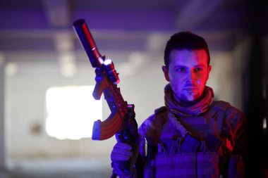 Kentsel çevre portresindeki modern savaş askeri. Renk arkaplanı açık renk.