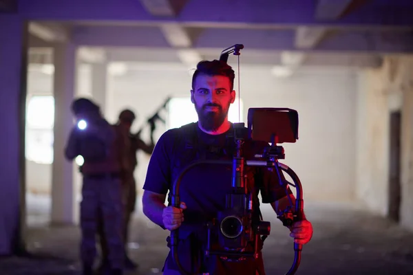 Videograaf neemt actie schieten van soldaten in actie stedelijk milieu — Stockfoto