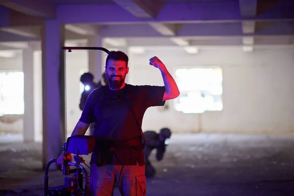 Videograaf neemt actie schieten van soldaten in actie stedelijk milieu — Stockfoto