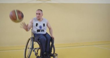 Modern salonda basketbol oynayan engelli bir insan.