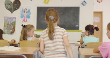 İlköğretim Okulu Bilim Sınıfı: Coşkulu Öğretmen Kimyayı Çeşitli Çocuklar Grubu 'na Açıkladı, Küçük Çocuk Kimyasalları Beakers' a Karıştırdı. Çocuklar Faiziyle Öğrenin