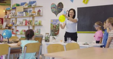 4K, öğrenciler fen dersinde öğretmenlerinin gözetimi altında deney yapıyorlar. Yavaş çekim.
