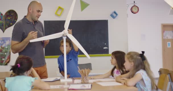 Δημοτικό Σχολείο Stem Robotics Classroom Ποικιλία ομάδα παιδιών κτίριο και προγραμματισμός ανεμόμυλος οικολογία ρομπότ έννοια. Μαζί Μιλώντας και Δουλεύοντας σαν ομάδα. Δημιουργική ρομποτική μηχανική — Αρχείο Βίντεο