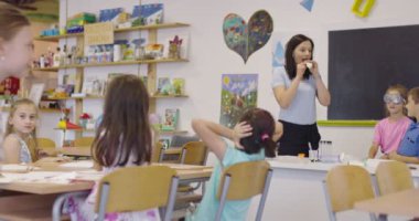 4K, öğrenciler fen dersinde öğretmenlerinin gözetimi altında deney yapıyorlar. Yavaş çekim.