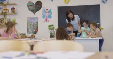 İlköğretim Okulu Bilim Sınıfı: Coşkulu Öğretmen Kimyayı Çeşitli Çocuklar Grubu 'na Açıkladı, Küçük Çocuk Kimyasalları Beakers' a Karıştırdı. Çocuklar Faiziyle Öğrenin