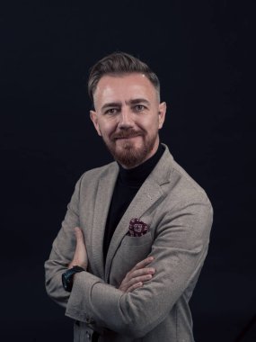 Gri sakallı, iş kıyafetleri içinde koyu renk arka planda el kol hareketleriyle izole edilmiş fotoğraf stüdyosuna güvenen başarılı, şık, zarif kıdemli bir işadamının portresi. Yüksek kaliteli fotoğraf.