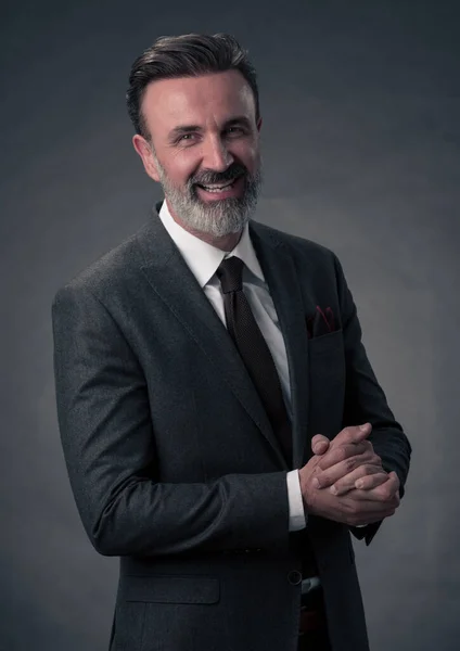 Retrato Exitoso Hombre Negocios Elegante Elegante Con Una Barba Gris — Foto de Stock