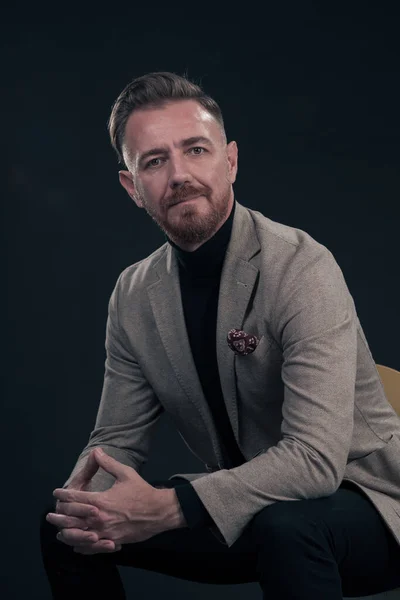 Porträt Eines Erwachsenen Geschäftsmannes Schicken Anzug Der Modernen Studio Auf — Stockfoto