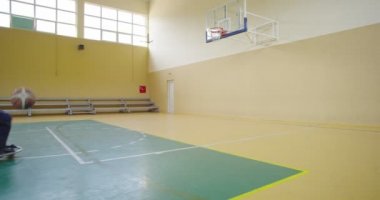 Modern salonda basketbol oynayan engelli insanlar