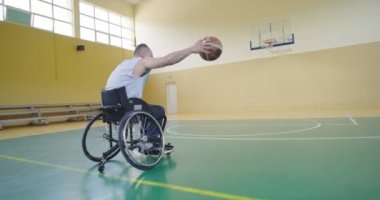 Modern salonda basketbol oynayan engelli bir insan.
