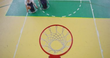 Modern salonda basketbol oynayan engelli insanların en iyi görüntüsü.