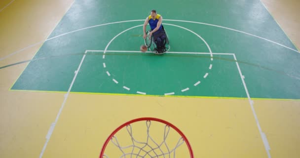Κάτοψη του Άτομο με ειδικές ανάγκες που παίζει μπάσκετ στη σύγχρονη αίθουσα. — Αρχείο Βίντεο