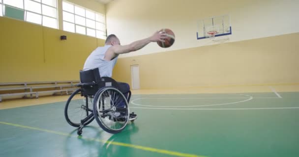 현대 강당에서 농구를 하는 장애가 있는 사람 — 비디오