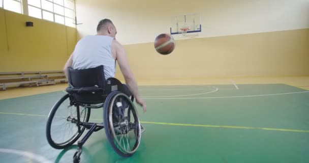Osoba niepełnosprawna gra w kosza w nowoczesnej hali — Wideo stockowe