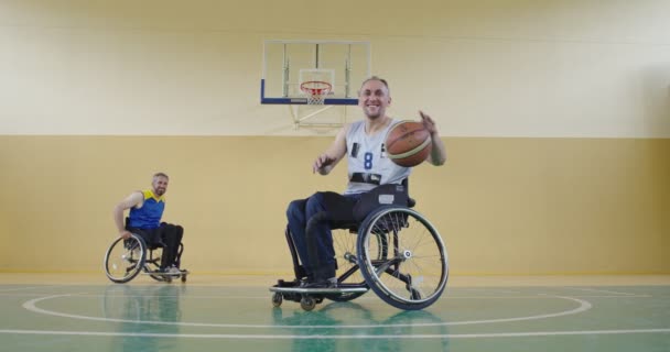 आधुनिक हॉल में बास्केटबॉल खेलते विकलांग व्यक्ति — स्टॉक वीडियो
