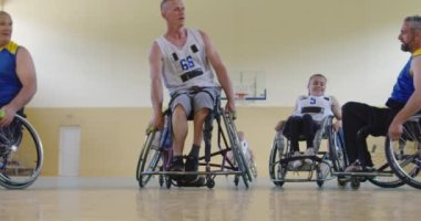 Modern salonda basketbol oynayan engelli insanlar. Yavaş çekim 
