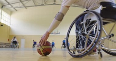 Modern salonda basketbol oynayan engelli insanlar. Yavaş çekim 