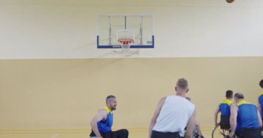 Engelli insanlar modern salonda basketbol oynarlar.