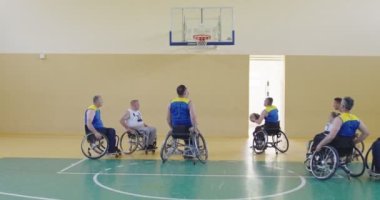 Engelli insanlar modern salonda basketbol oynarlar.