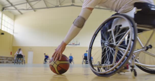 現代のホールで障害者がバスケットボールをしている。スローモーション — ストック動画