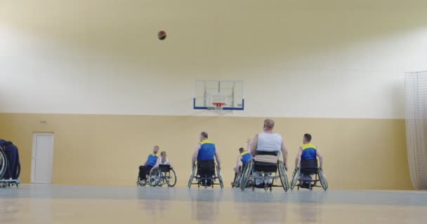 現代のホールで障害者がバスケットボールをしている。スローモーション — ストック動画