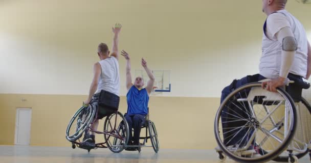Personer med funktionshinder spelar basket i den moderna hallen. Långsamma rörelser — Stockvideo