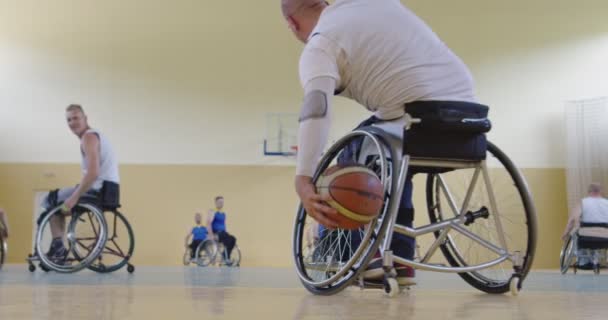 Persons with disabilities playing basketball in the modern hall — Vídeo de Stock
