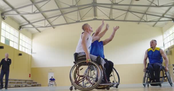 Las personas con discapacidad juegan al baloncesto en la sala moderna — Vídeos de Stock