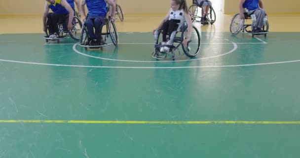 장애가 있는 사람들 이현대 회관에서 농구를 한다 — 비디오