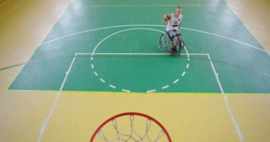 Modern salonda basketbol oynayan engelli şahsın en iyi görüntüsü..