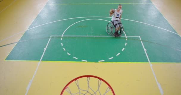 Топ-снимок человека с ограниченными возможностями, играющего в баскетбол в современном зале. — стоковое видео