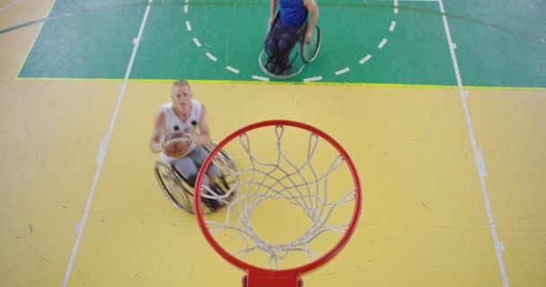 Top view shot dari orang-orang dengan cacat bermain basket di aula modern — Stok Video