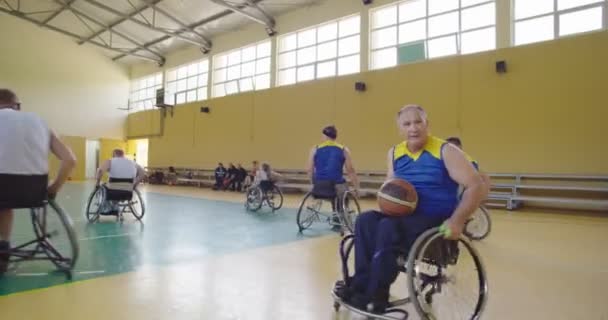 Personas con discapacidad jugando baloncesto en la sala moderna — Vídeos de Stock