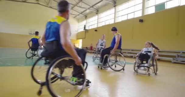 Persons with disabilities playing basketball in the modern hall — 图库视频影像