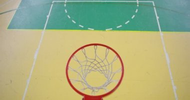Modern salonda basketbol oynayan engelli insanların en iyi görüntüsü.