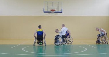 Engelli insanlar modern salonda basketbol oynarlar.