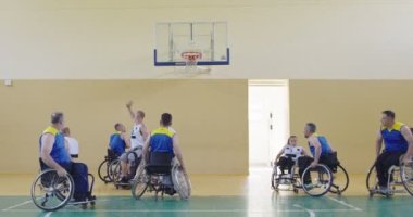 Engelli insanlar modern salonda basketbol oynarlar.
