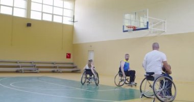 Engelli insanlar modern salonda basketbol oynarlar.